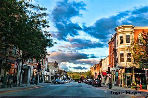 Decorah city - A big city usually has a population of at least 200,000 and you can often fly into a major airport. If you need to book a flight, search for the nearest airport to Decorah, IA . You can also look for cities 4 hours from Decorah, IA (or 3 hours or 2 hours or 1 hour ) or just search in general for all of the cities close to Decorah, IA .